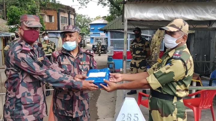 ভারতের স্বাধীনতা দিবসে বিজিবিকে মিষ্টি উপহার দিলো বিএসএফ