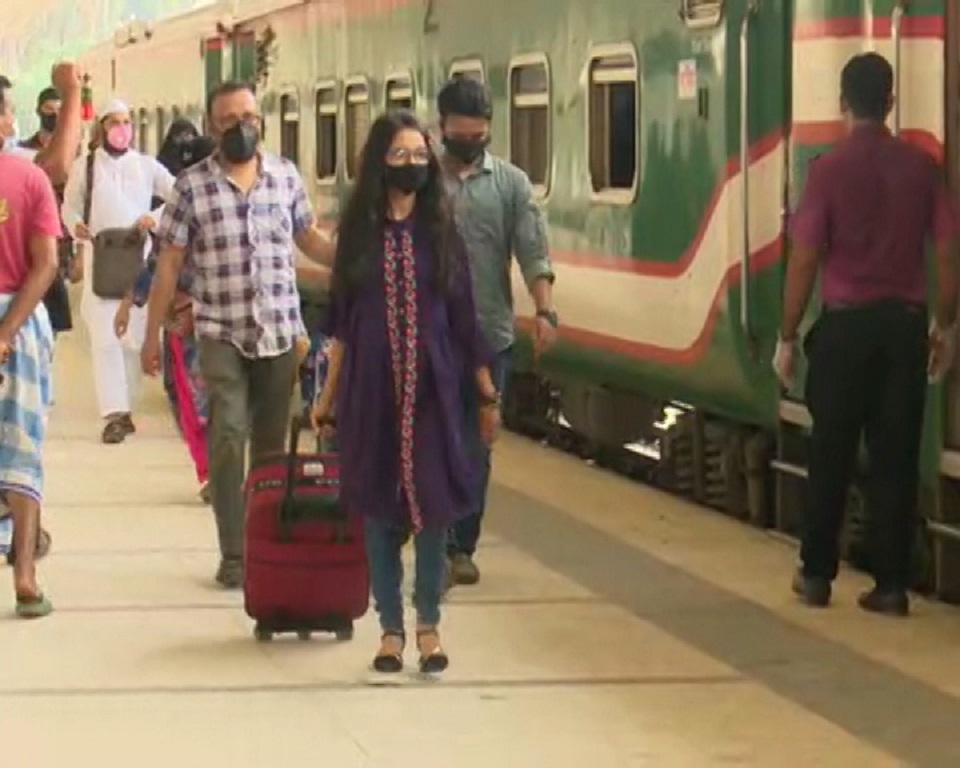 ঈদ শেষে রাজধানীতে ফিরছে মানুষ