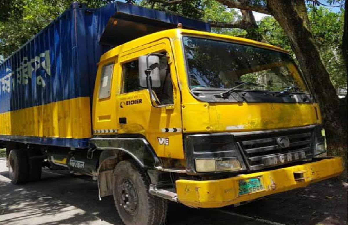 বেনাপোলে রাজস্ব ফাঁকির অভিযোগে ট্রাকসহ শাড়ির চালান আটক