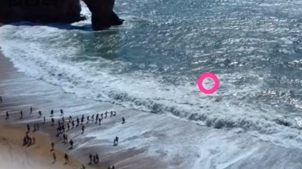 সমুদ্রের ঢেউয়ে তলিয়ে যাওয়া থেকে মানববন্ধনে রক্ষা পেলেন দুই যুবক