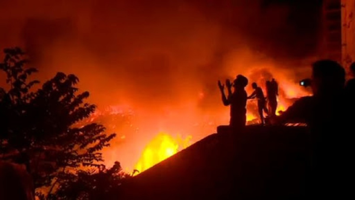চট্টগ্রামের পাহাড়তলীর বস্তিতে আগুন, ২ জনের লাশ উদ্ধার