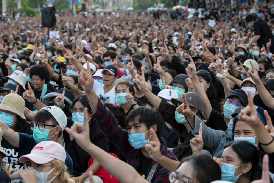 সংস্কারের দাবিতে থাইল্যান্ডে বিক্ষোভ, ২৪ শিক্ষার্থী আটক