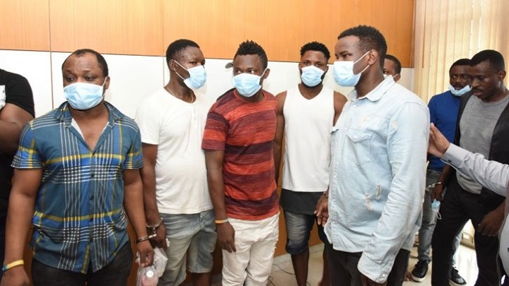 ‘সুন্দরী’ নারী সেজে ফাঁদে ফেলে প্রতারণা করতো নাইজেরীয় চক্র