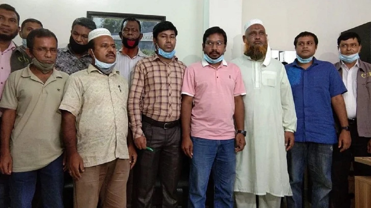 মসজিদে বিস্ফোরণ: তিতাসের ৮ কর্মকর্তা-কর্মচারী ২ দিনের রিমান্ড মসজিদে বিস্ফোরণ: তিতাসের ৮ কর্মকর্তা-কর্মচারী গ্রেফতার