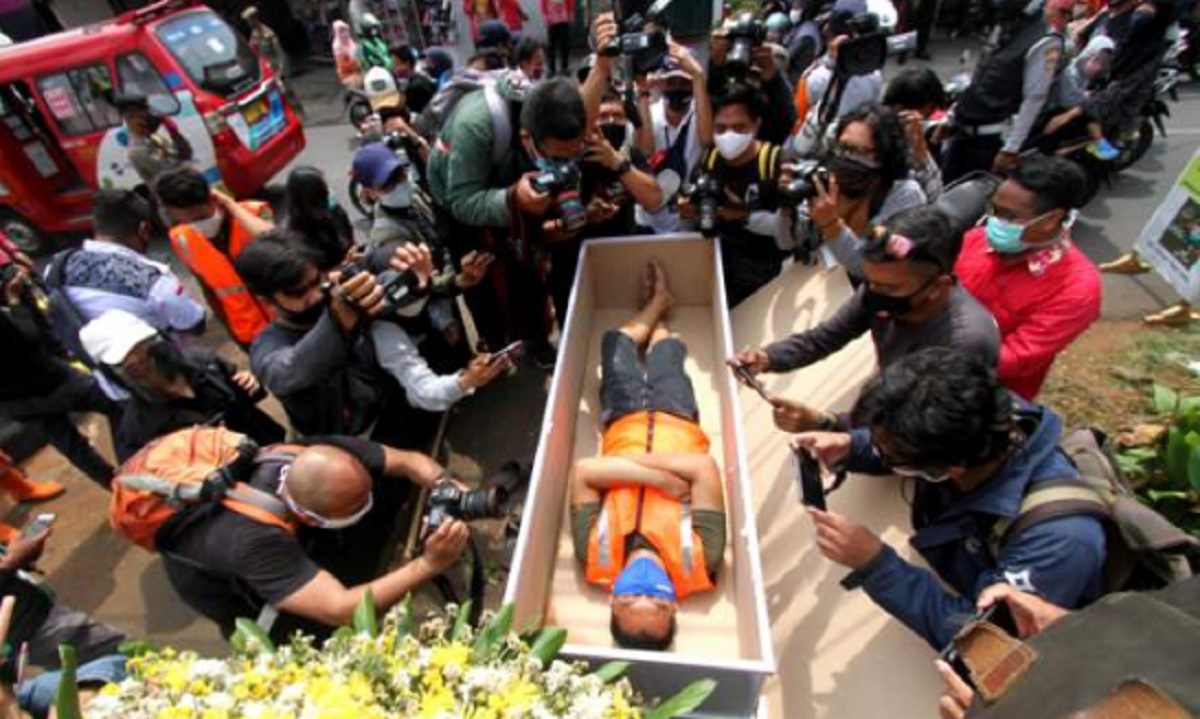 মাস্ক ব্যবহার না করলে কফিনে ঢুকিয়ে শাস্তি