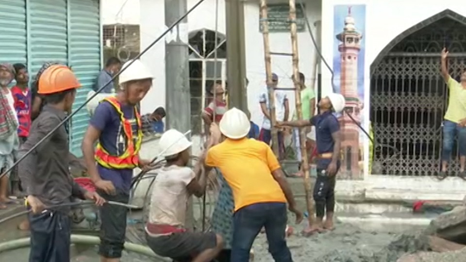 বিদ্যুতের সর্ট সার্কিট থেকে মসজিদে বিস্ফোরণ ঘটে (ভিডিও)