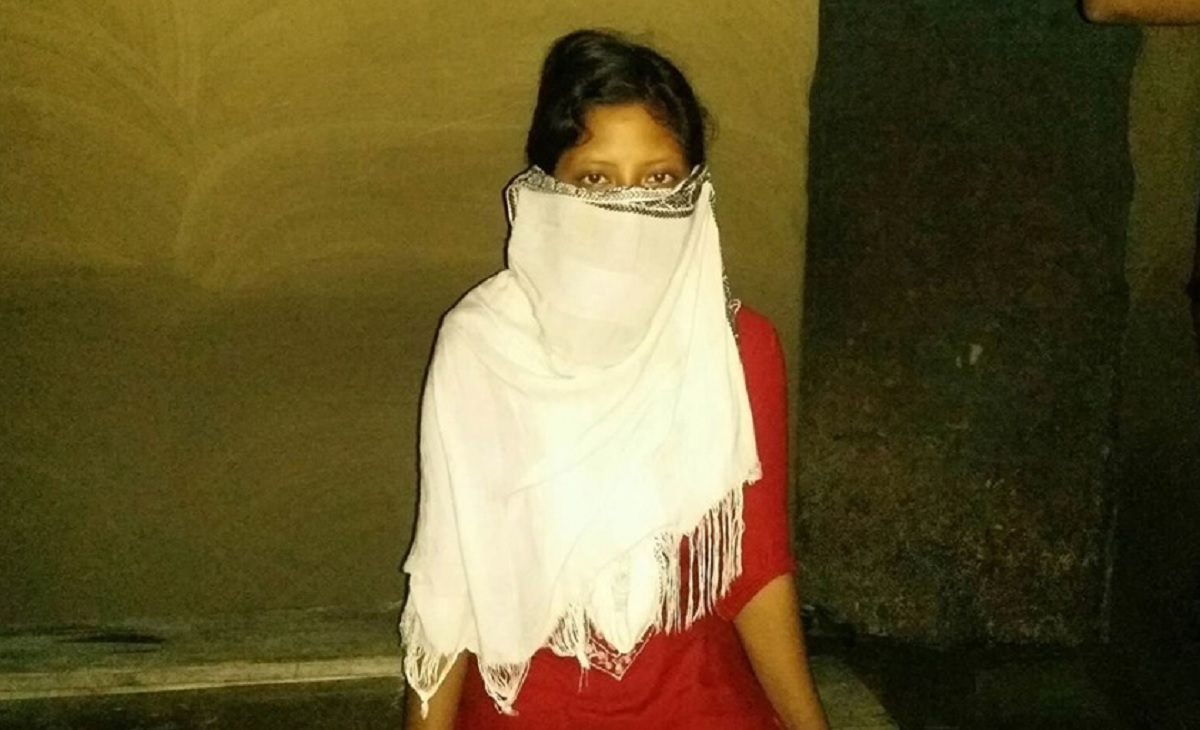 বিয়ের দাবিতে প্রেমিকের বাড়িতে কিশোরীর অনশন