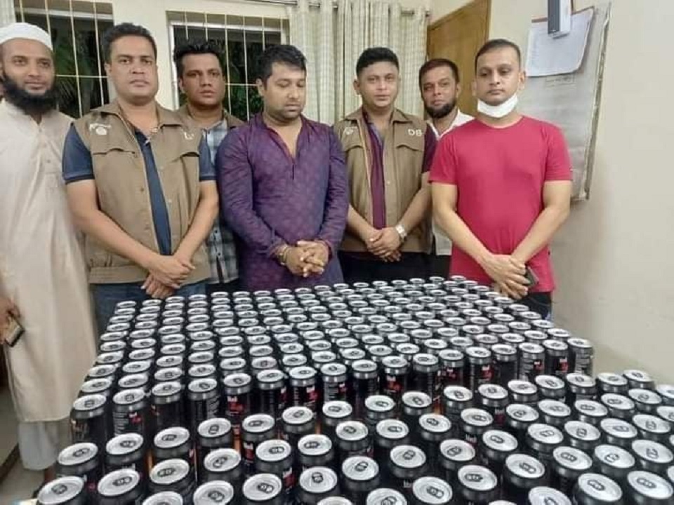 লক্ষ্মীপুরে ২৫০ ক্যান বিয়ারসহ যুবলীগ নেতা আটক