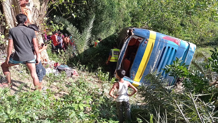 মাদারীপুরে চাকা ফেটে নিয়ন্ত্রণ হারিয়ে বাস খাদে, নিহত ১