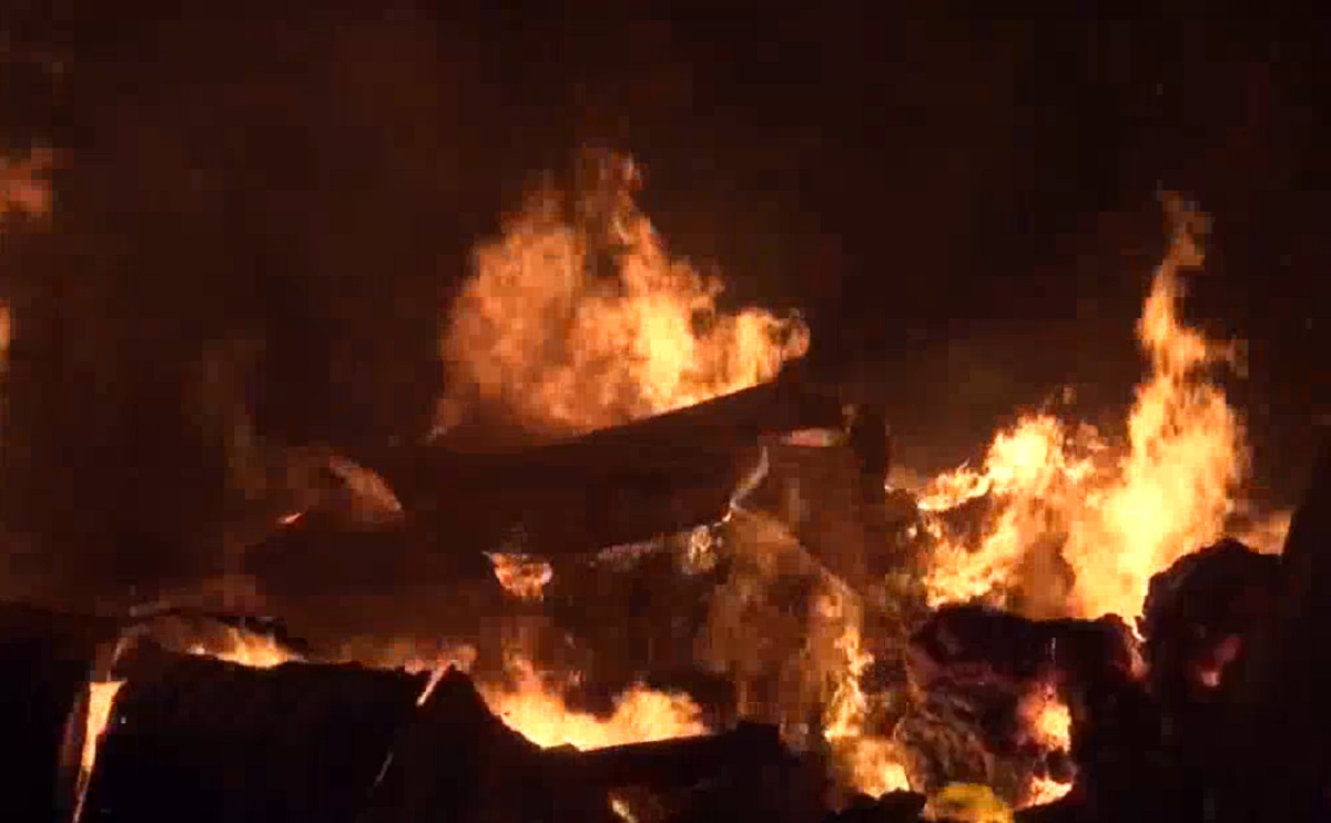 লালমনিরহাটে অগ্নিকাণ্ডে ১১টি দোকান পুড়ে ছাই