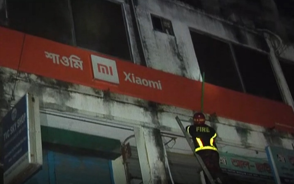 দেড় ঘণ্টার চেষ্টায় বগুড়ায় মার্কেটের আগুন নিয়ন্ত্রণে