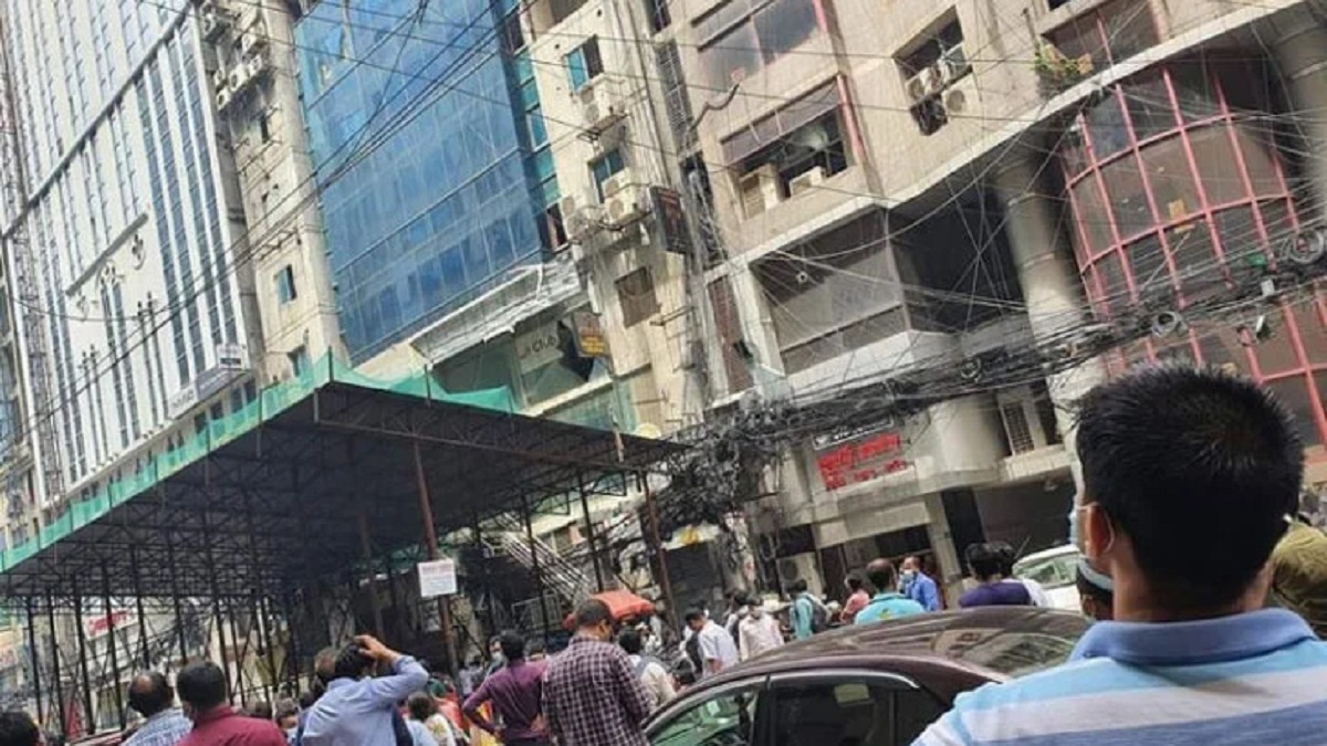 বনানীর আহমেদ টাওয়ারের আগুন নিয়ন্ত্রণে বনানীর আহমেদ টাওয়ারের আগুন নিয়ন্ত্রণে