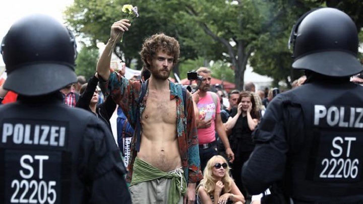 জার্মানিতে করোনা বিধিনিষেধের বিরুদ্ধে ব্যাপক বিক্ষোভ