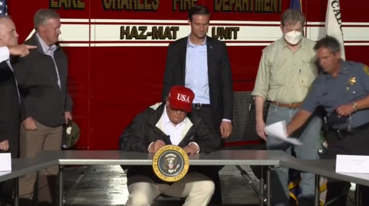 ট্রাম্পের অটোগ্রাফ ১০ হাজার ডলারে বিক্রি!