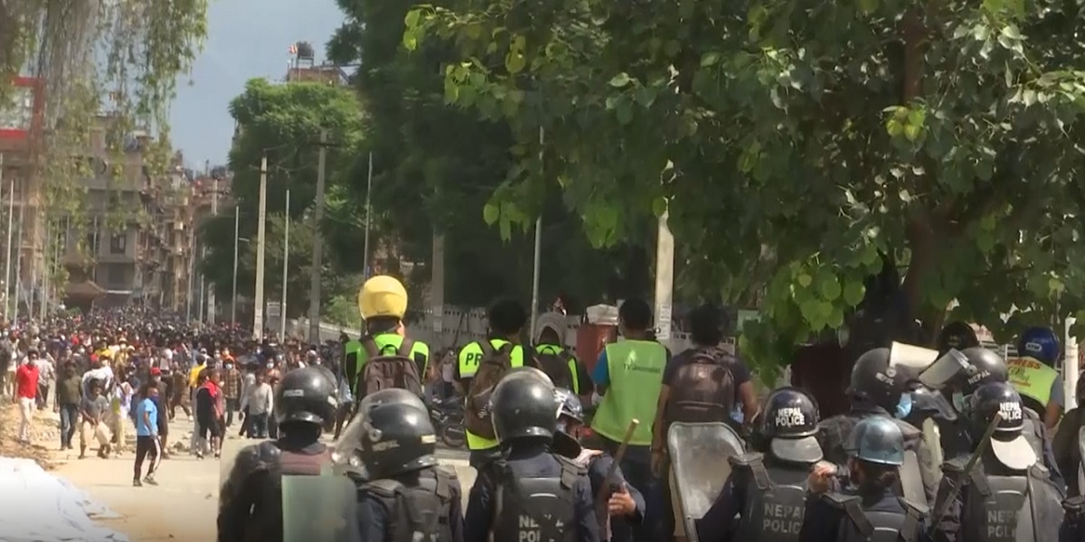 করোনার মধ্যেই রথযাত্রায় হাজারো মানুষ, পুলিশ বাঁধা দেয়ায় সংঘর্ষ