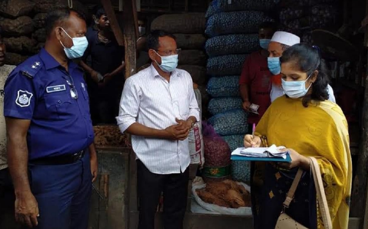 বেশি দামে পেঁয়াজ বিক্রি করায় কসবায় দুই ব্যবসায়ীকে জরিমানা