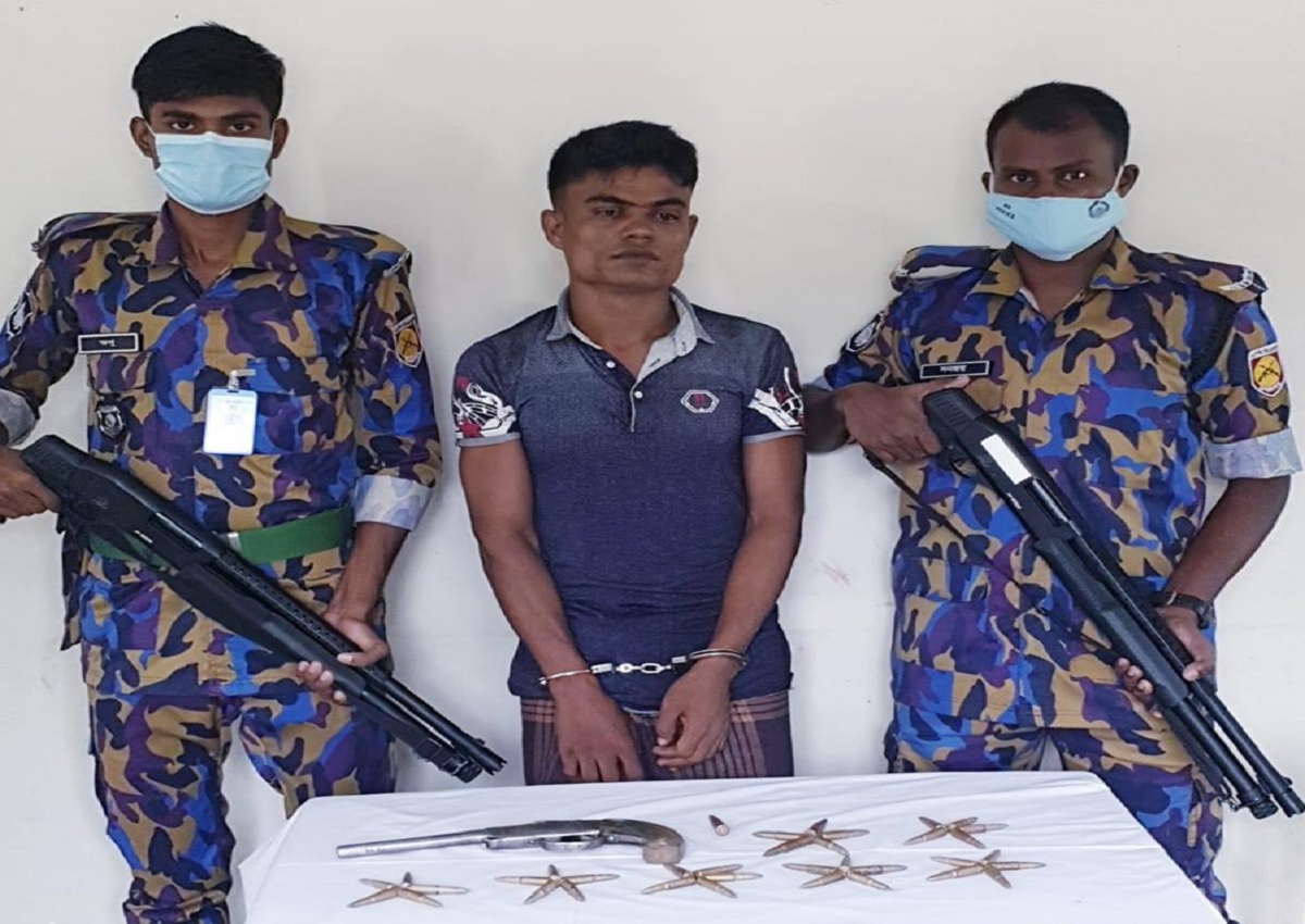 টেকনাফ রোহিঙ্গা ক্যাম্পে অস্ত্রসহ যুবক আটক