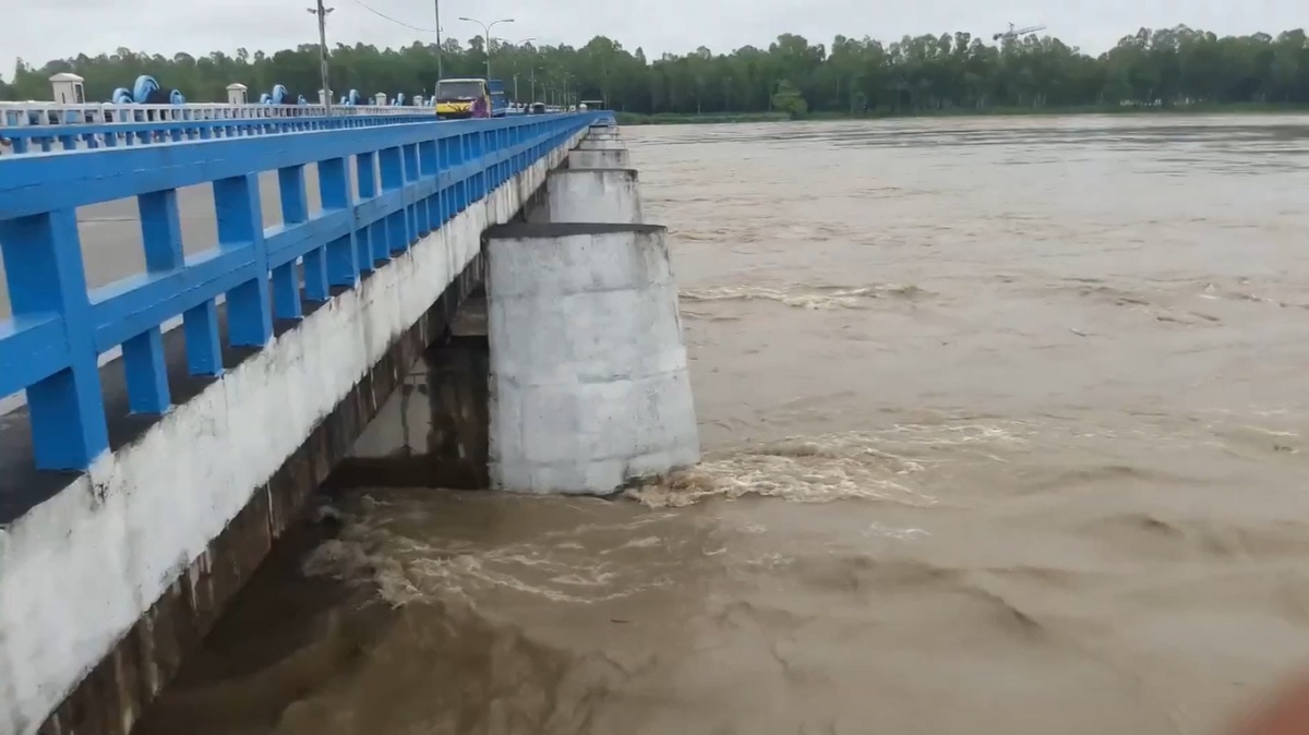 লালমনিরহাটে তিস্তার পানি বিপৎসীমার উপর দিয়ে প্রবাহিত