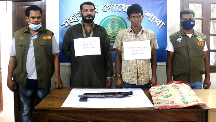 নিরীহ ব্যক্তিকে অস্ত্র দিয়ে ফাঁসানোর অভিযোগে গ্রেফতার ৩