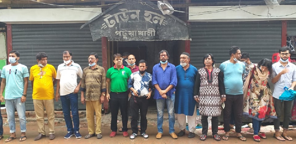 পটুয়াখালীর টাউনহল রক্ষায় বাংলাদেশ গ্রুপ থিয়েটারের মানববন্ধন