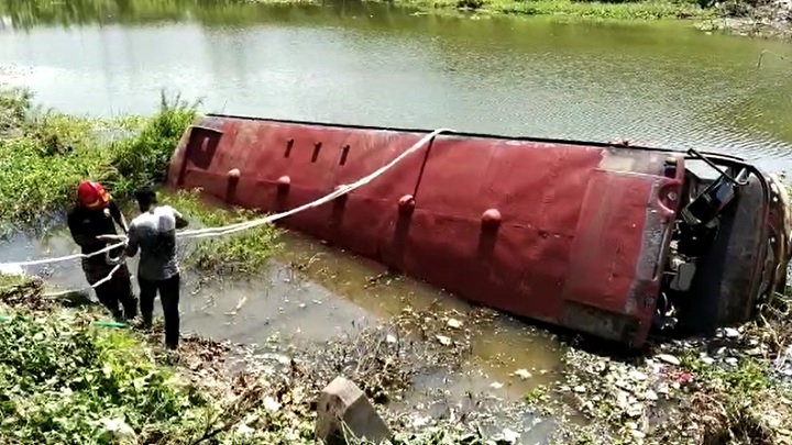 সাভারে নিয়ন্ত্রণ হারিয়ে বাস খাদে, আহত ১৫