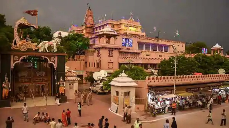 ঈদগাহ সরিয়ে শ্রীকৃষ্ণের জন্মস্থানের জমি ফেরতের দাবি, ভগবানের হয়ে মামলা করলেন লখনৌ’র বাসিন্দা