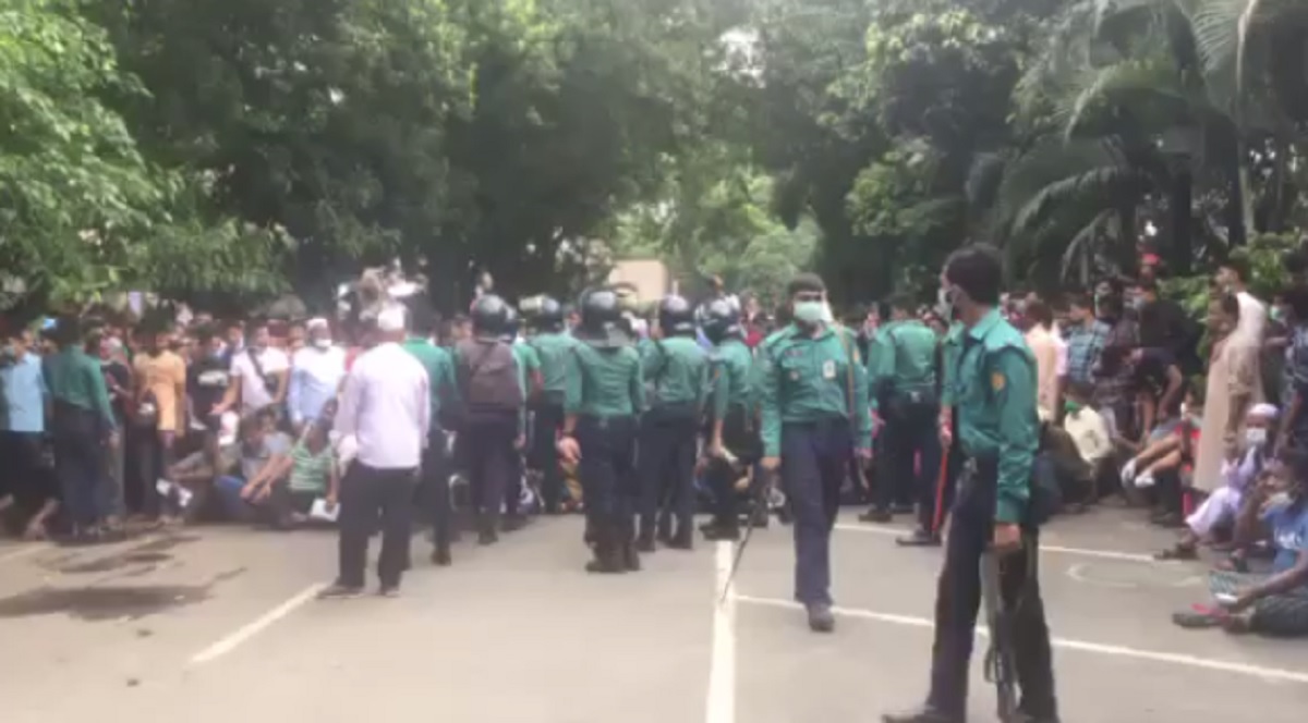 সাউদিয়া এয়ারলাইন্সের টোকেন দেয়ার কার্যক্রমে চরম বিশৃঙ্খলা