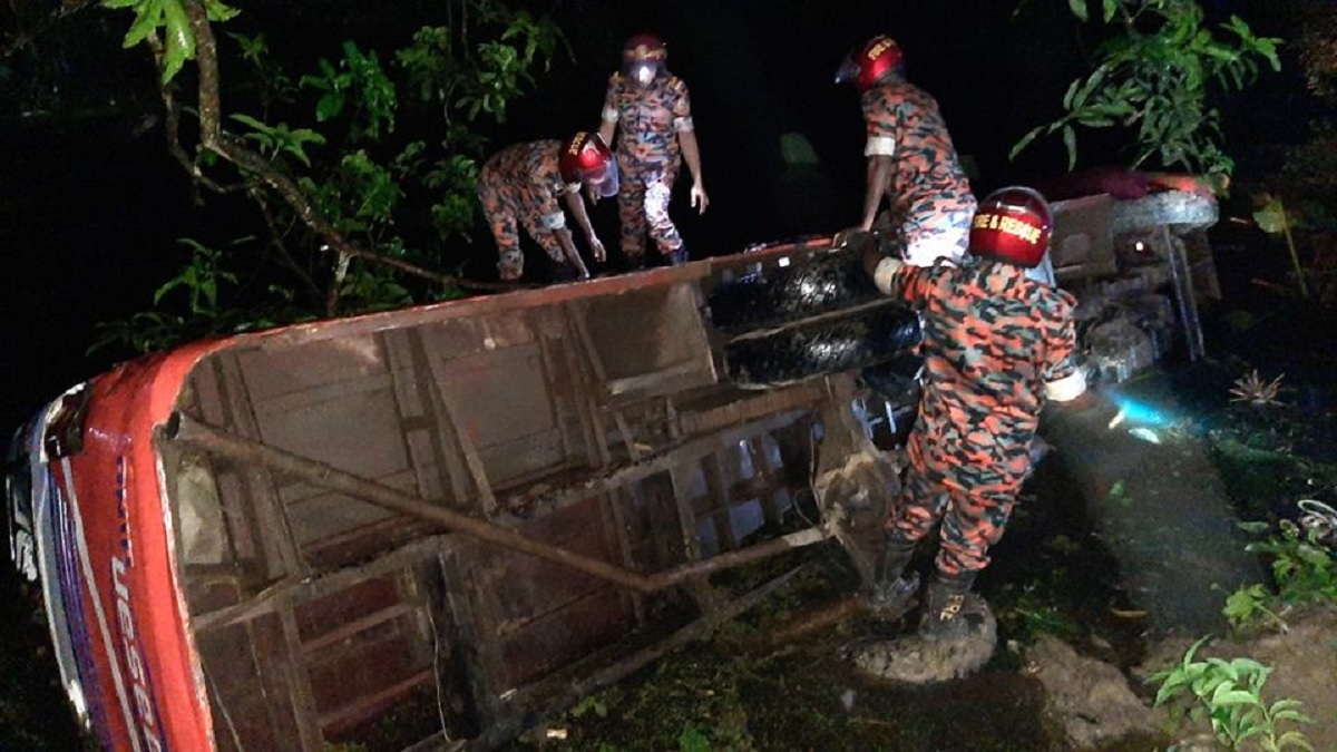 পাবনায় বিয়ের বাস উল্টে বর-কনেসহ আহত ১৫