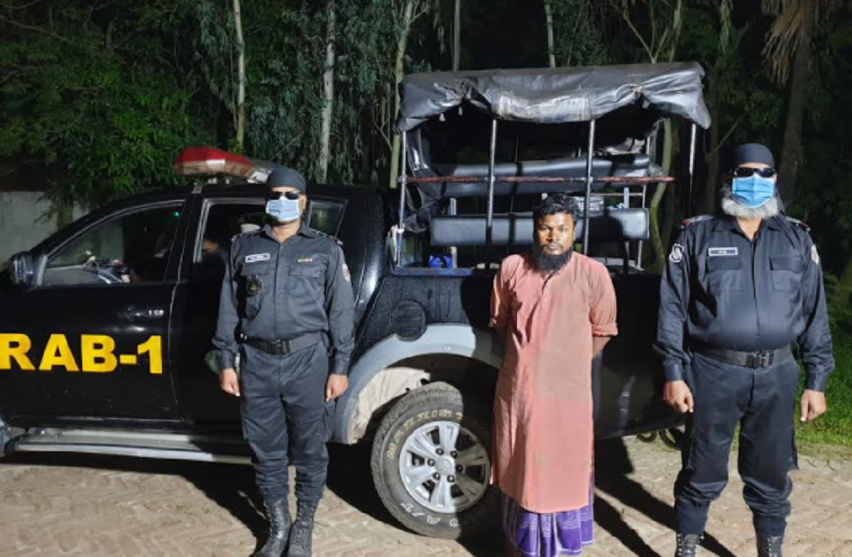 তিন মাস ধরে আটকে রেখে ছাত্রীকে ধর্ষণের অভিযোগে মাদরাসা শিক্ষক গ্রেফতার