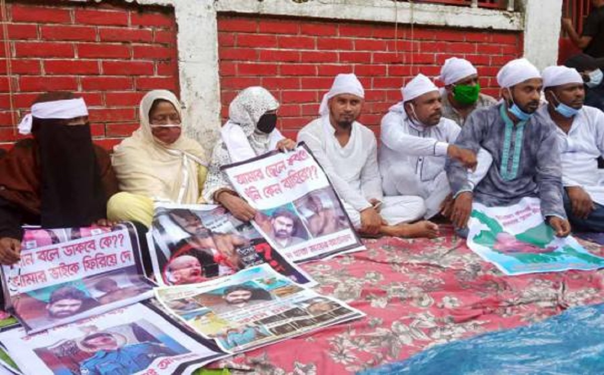 বন্দরবাজার পুলিশ ফাঁড়ির সামনে রায়হানের মায়ের আমরণ অনশন