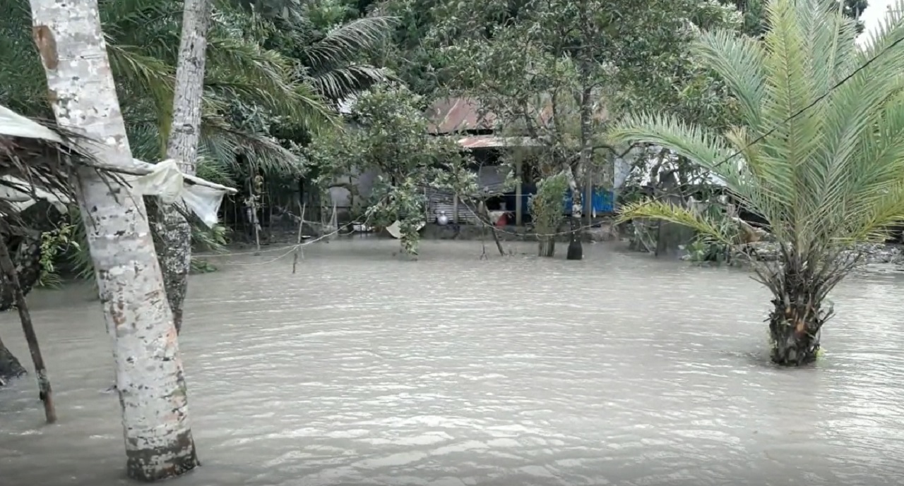 বাগেরহাটের ৫’শ বাড়ি ও চিংড়ি ঘের পানিতে ভেসে গেছে