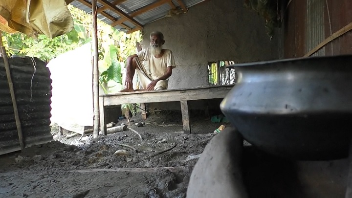 সম্পত্তি লিখে নিয়ে বাবাকে দড়ি দিয়ে বেঁধে রাখলো সন্তানরা