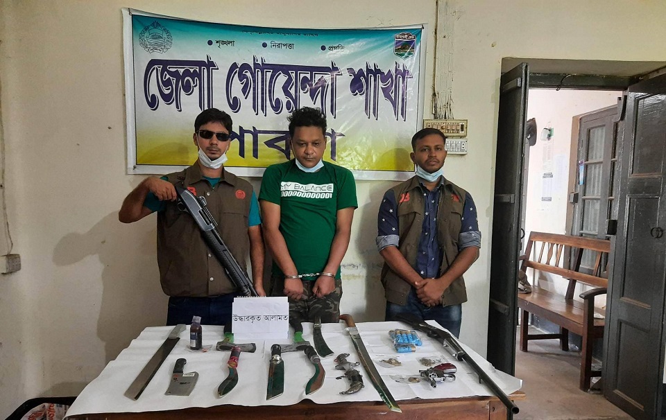 পাবনায় বিভিন্ন প্রকারের অস্ত্র ও মাদকসহ ১ সন্ত্রাসী আটক