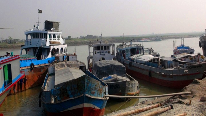 মধ্যরাত থেকে পণ্যবাহী নৌযান চলাচল বন্ধ