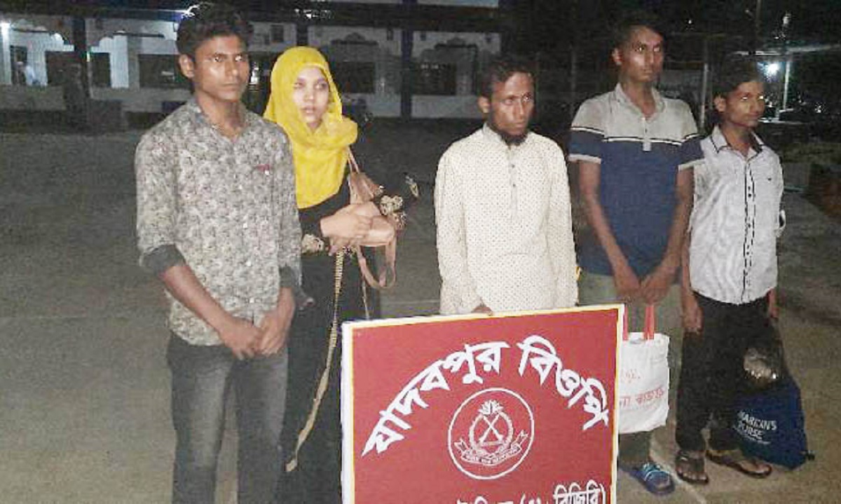 ঝিনাইদহে সীমান্তে ৫ রোহিঙ্গা আটক