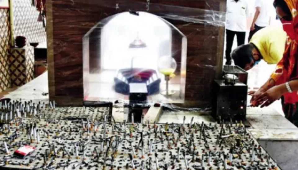 মোম বা আগরবাতি নয়, সস্তা সিগারেট দিয়ে পূজো চলে অঘোরীর আশ্রমে