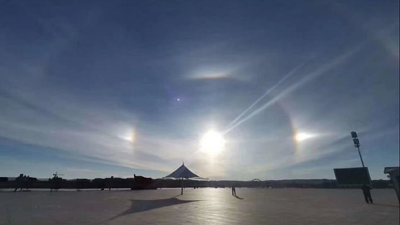 একসঙ্গে দেখা মিলল ৩ সূর্যের! (ভিডিও) একসঙ্গে দেখা মিলল ৩ সূর্যের!