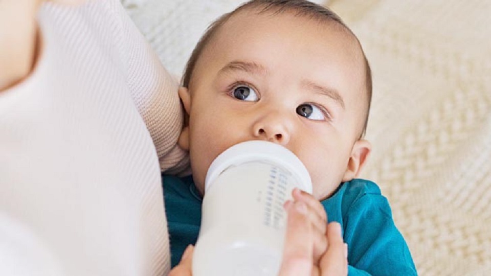 শিশুর পেটে যাচ্ছে বোতলের প্লাস্টিক: গবেষণা