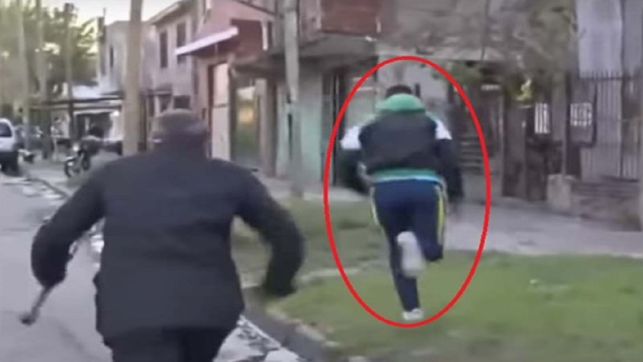 ক্যামেরার সামনে রিপোর্টারের ফোন ছিনিয়ে নিয়ে গেল ছিনতাইকারী (ভিডিও) ক্যামেরার সামনে রিপোর্টারের ফোন ছিনিয়ে নিয়ে গেল ছিনতাইকারী