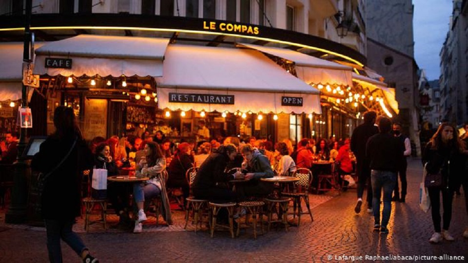 ফ্রান্সে করোনার বিস্তার রুখতে মাসব্যাপী রাত্রিকালীন কারফিউ শুরু