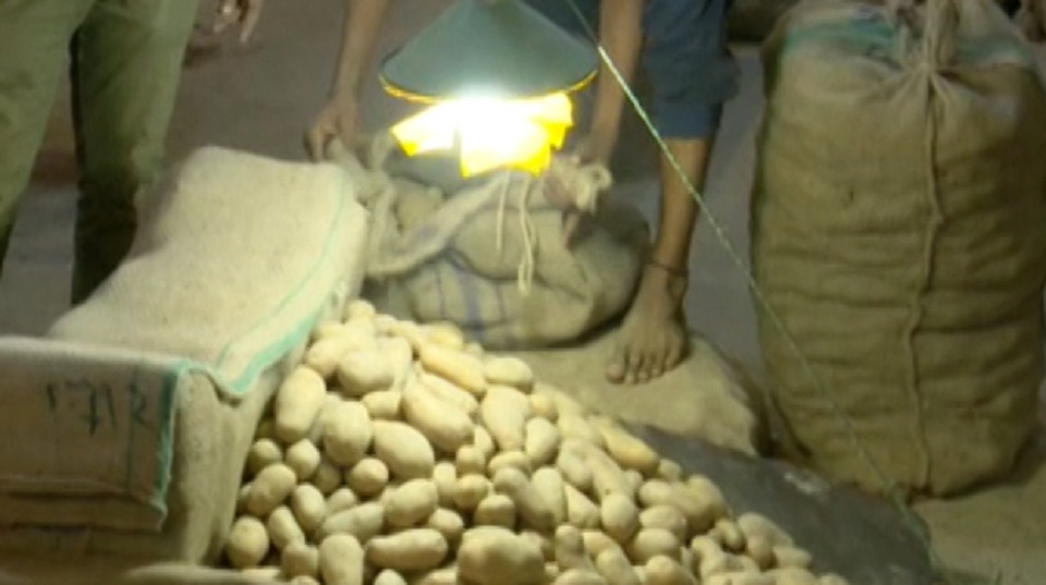 সরকারকে বুড়ো আঙ্গুল দেখিয়ে আলু বিক্রি হচ্ছে ৪০-৪৫ টাকায়