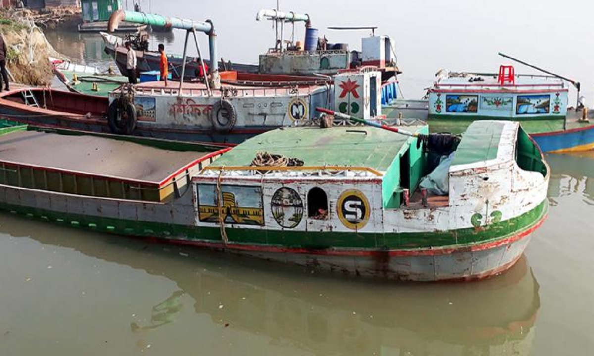 সুগন্ধা নদী থেকে অবৈধ বালু উত্তোলনের দায়ে ৪ জনকে কারাদণ্ড