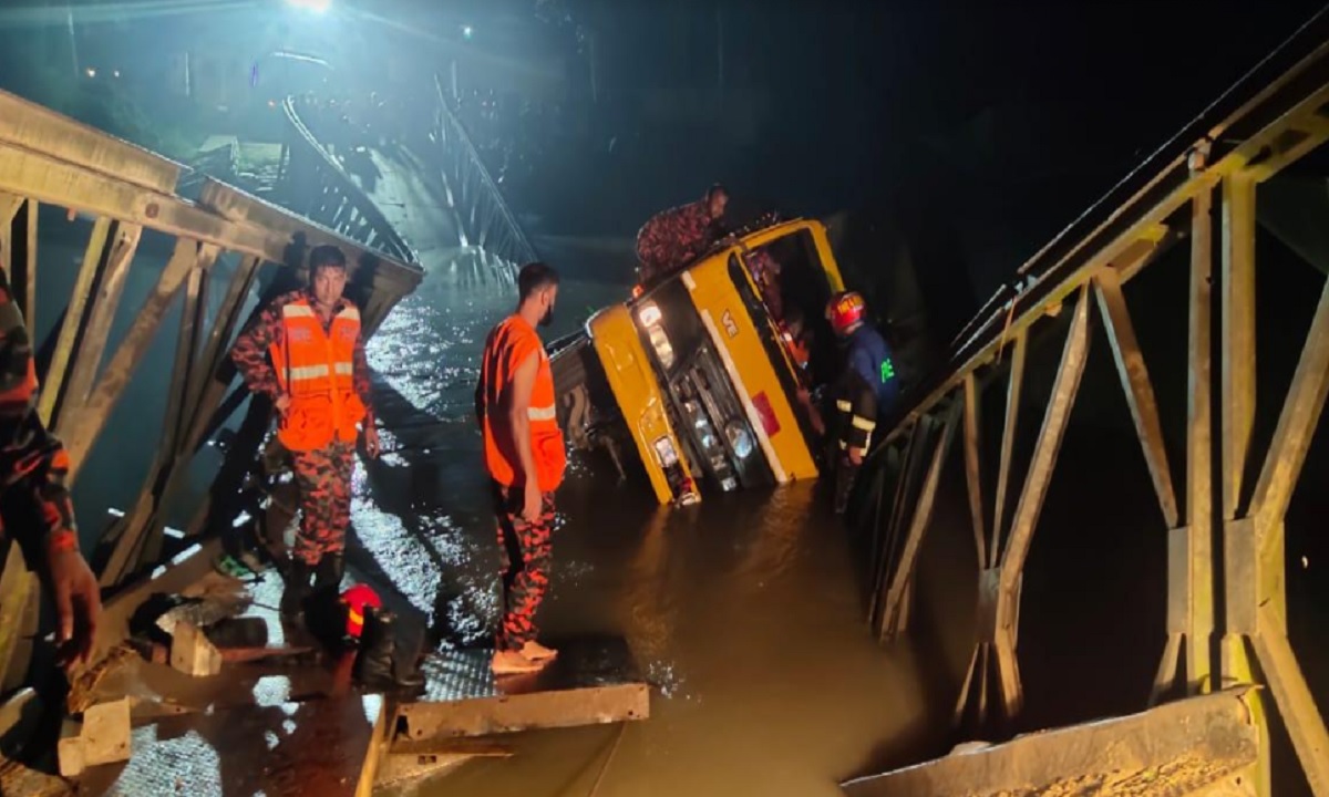 বাসাইলে সেতু ভেঙ্গে ট্রাক নদীতে, যান চলাচল বন্ধ