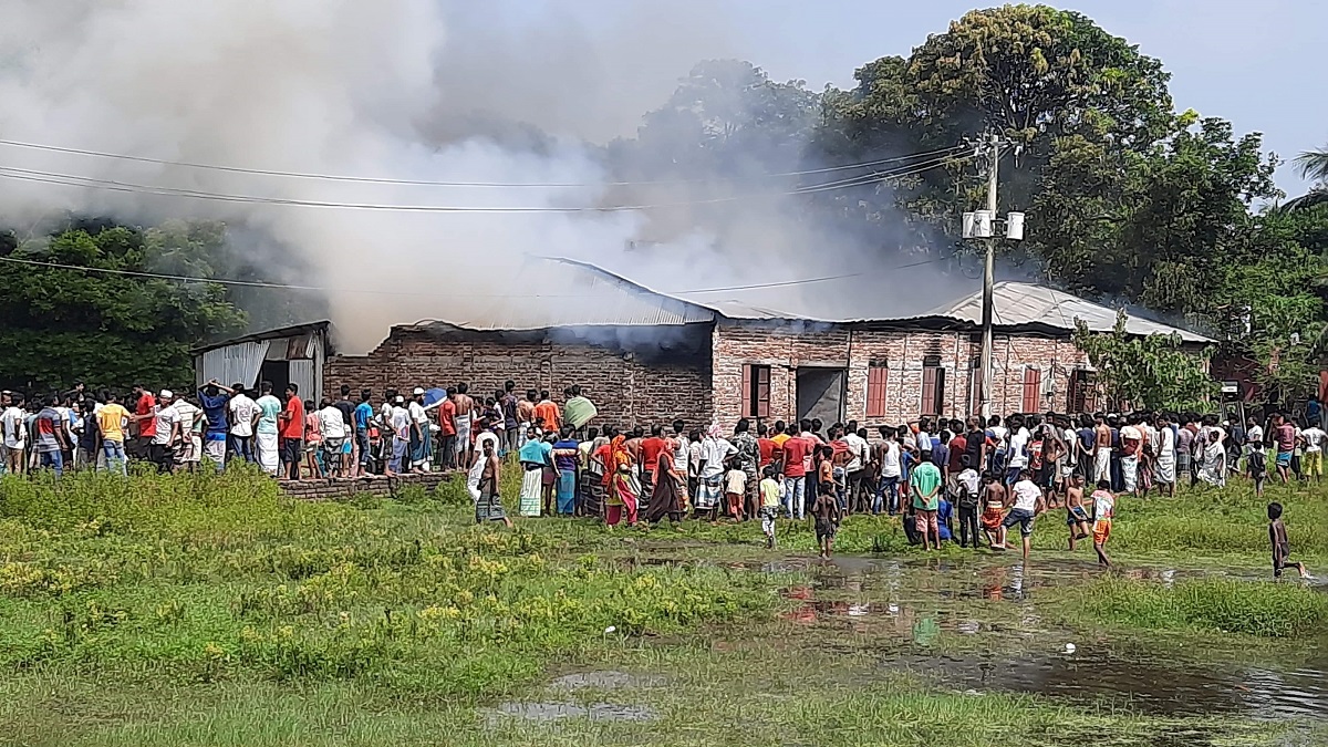 নরসিংদীতে তুলার গোডাউন ও টেক্সটাইল মিলে ভয়াবহ অগ্নিকাণ্ড