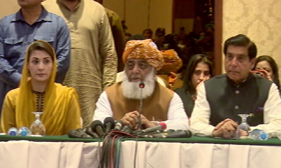 ইমরান খানকে ক্ষমতা থেকে হঠাতে করাচিতে মহা-সমাবেশ