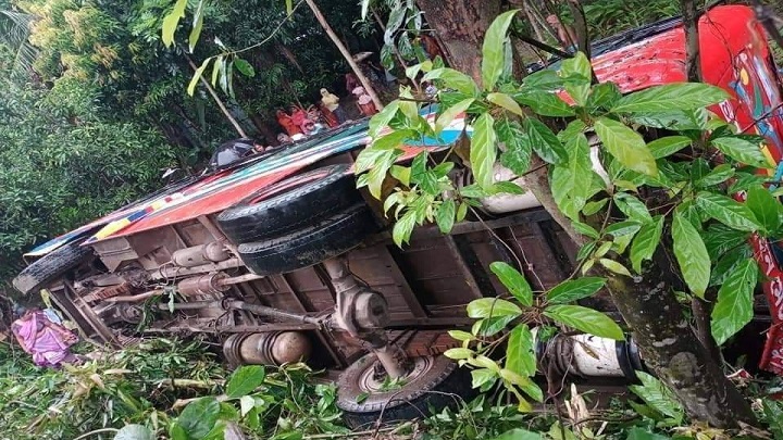 মানিকগঞ্জে বাস খাদে পড়ে নিহত ৩