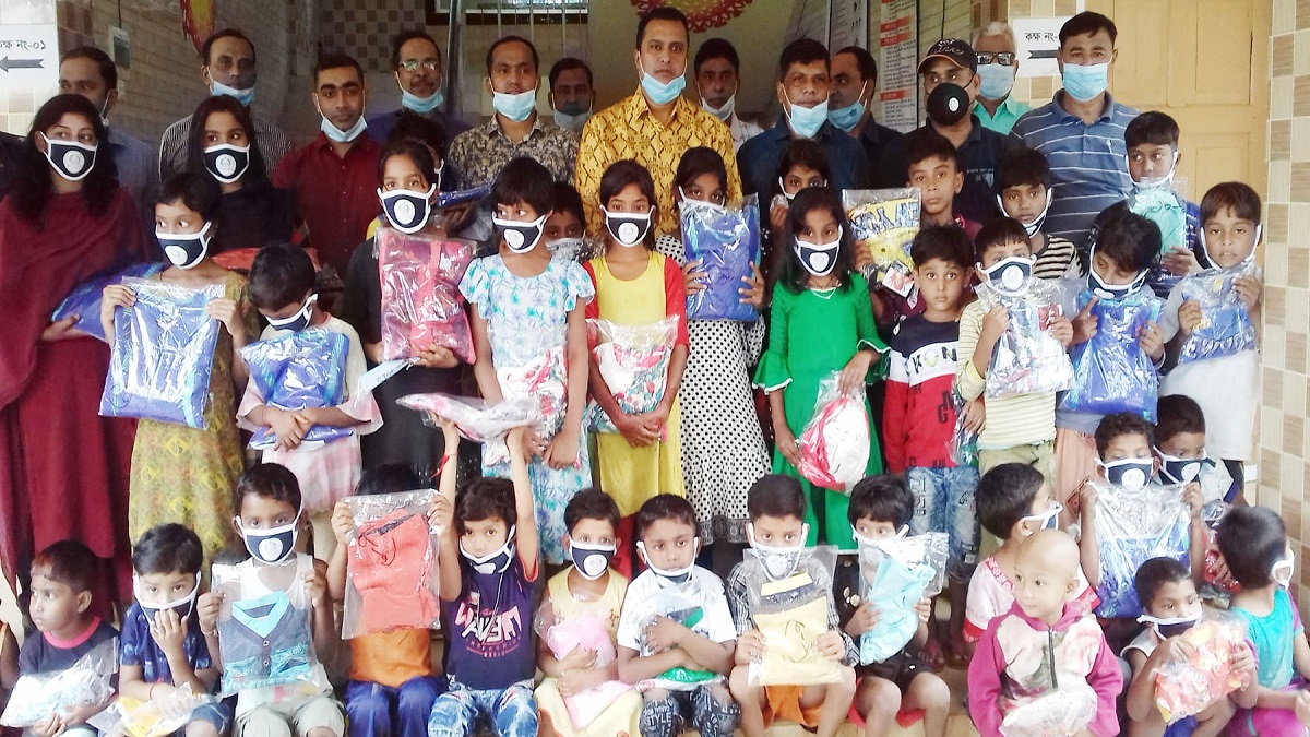 কুড়িগ্রামে পূজায় নতুন পোষাক পেলো শতাধিক হরিজন শিশু