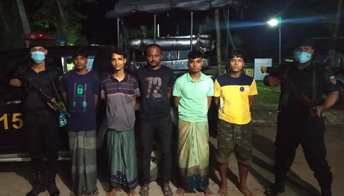 টেকনাফে র্যাবের অভিযানে ৫ অস্ত্রধারী মাদক কারবারি আটক