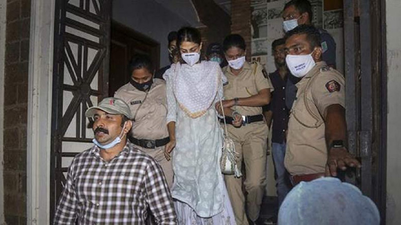 দরজার বেল বাজলেও ‘চমকে উঠছেন’ রিয়ার মা-বাবা দরজার বেল বাজলেও ‘চমকে উঠছেন’ রিয়ার মা-বাবা