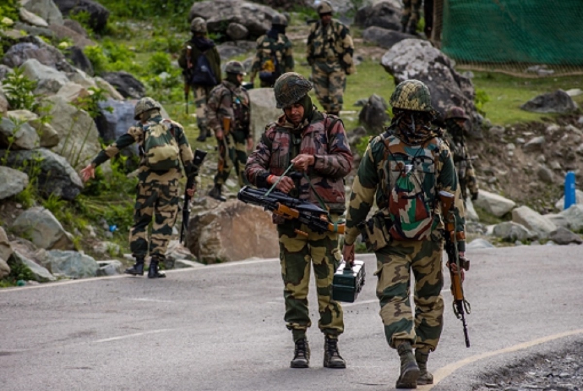 কাশ্মির সীমান্তে পাকিস্তানি রেঞ্জার্সের হামলায় তিন ভারতীয় সেনা নিহত